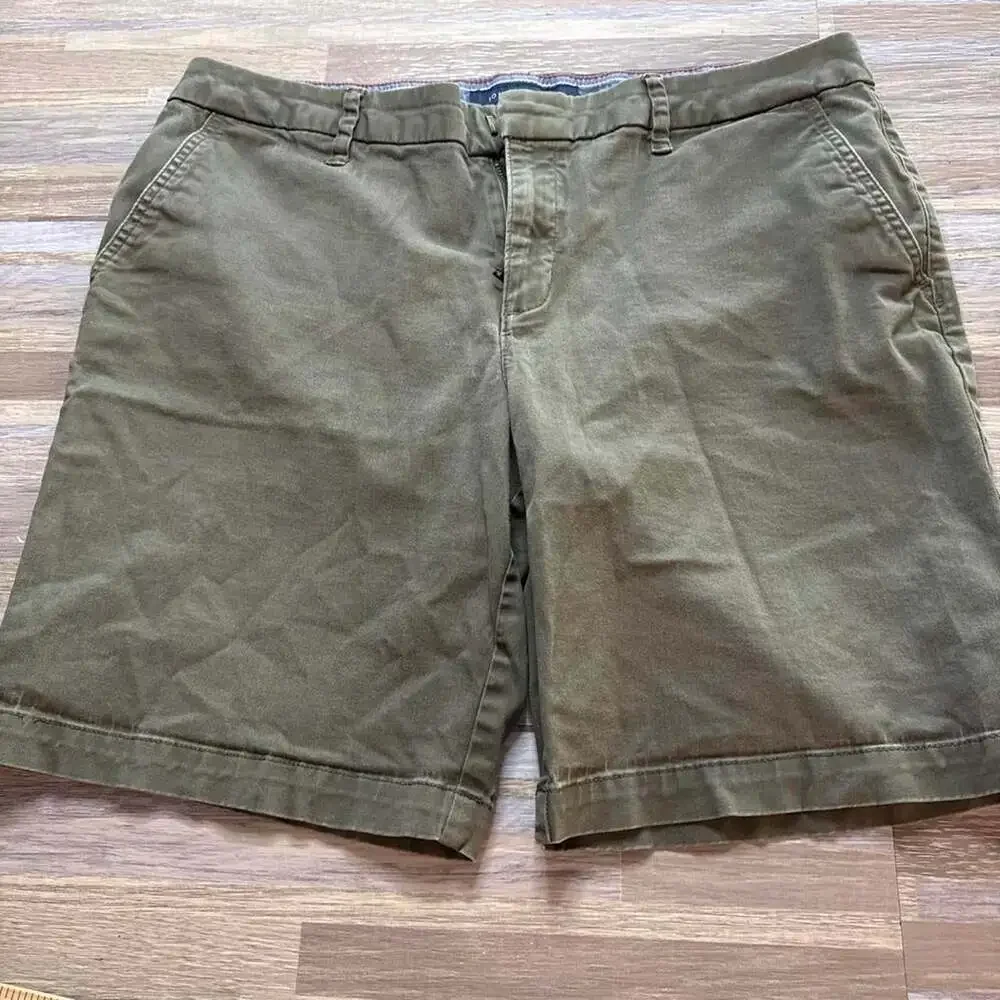 Tommy Hilfiger Women's Khaki and Green Shorts